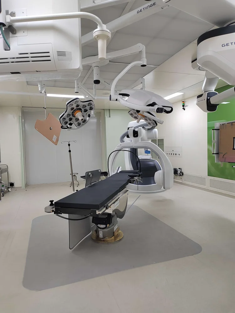 Operating table, imaging equipment and ceiling-mounted systems.