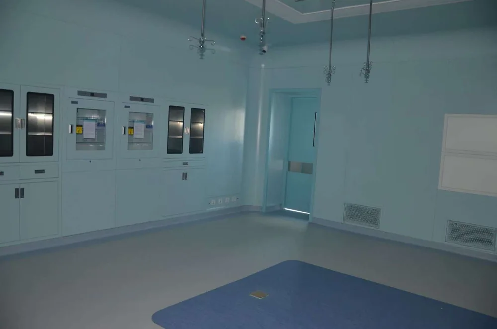 Operating-room interior with built-in facilities and installation points.